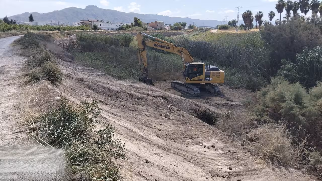 Trabajos de desbroce del cauce del canal del Reguer&oacute;n (Foto CHS)