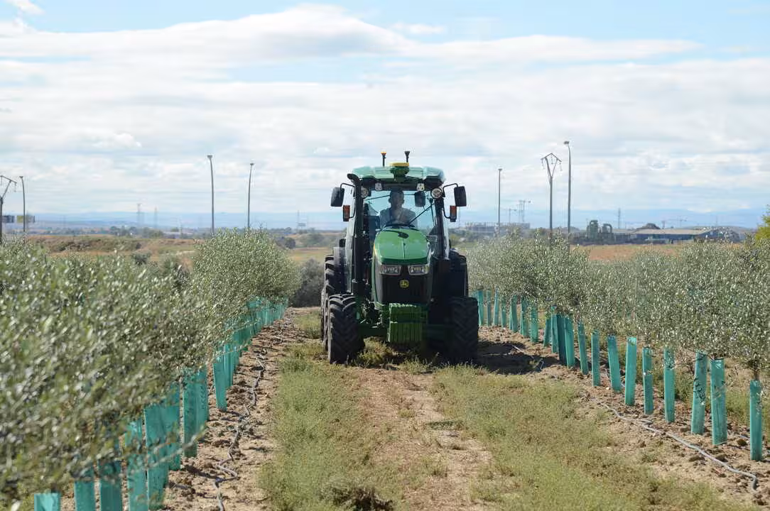 Tractor en un campo de cultivo (Foto MAPA)