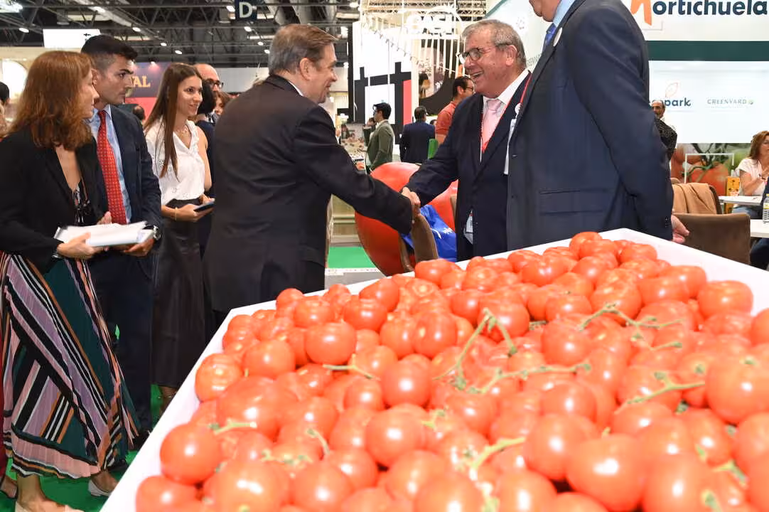 Luis Planas saluda a los expositores de Fruit Attraction 2025 (Foto MAPA)