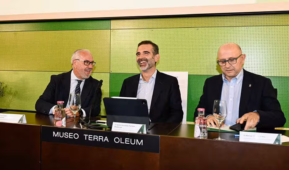 El consejero de Agricultura preside en Meng&iacute;bar (Ja&eacute;n) el aforo de producci&oacute;n del olivar de la campa&ntilde;a 2025-2026 (Foto Junta de Andaluc&iacute;a)