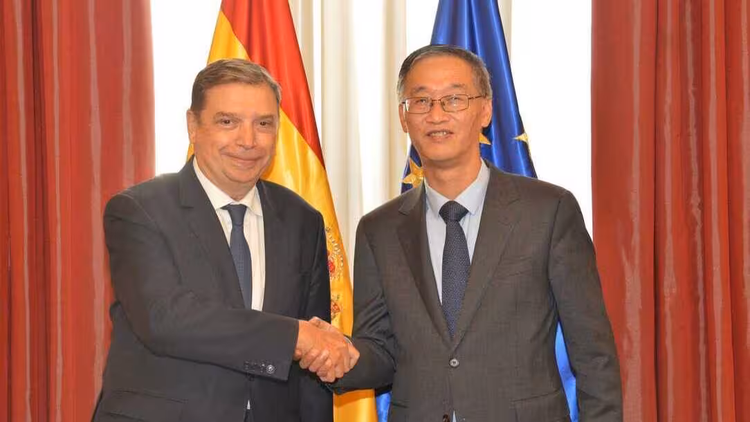 El ministro de Agricultura, Pesca y Alimentaci&oacute;n, Luis Planas, se re&uacute;ne con el embajador de la Rep&uacute;blica Popular China, Yao Jing (Foto MAPA)