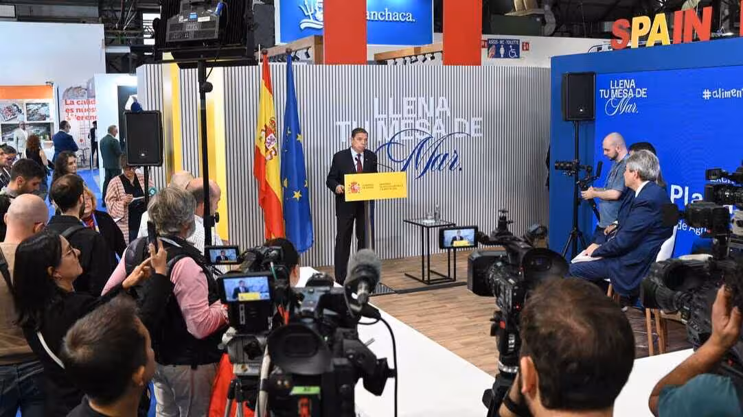 Luis Planas en rueda de prensa en la feria internacional de productos del mar congelados Conxemar (Foto MAPA)