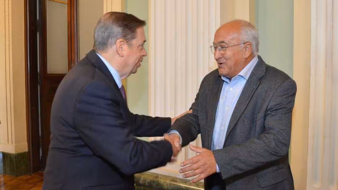 Luis Planas y Miguel Padilla se saludan antes de la reuni&oacute;n con la comisi&oacute;n ejecutiva de la Coordinadora de Organizaciones de Agricultores y Ganaderos (COAG) / Foto MAPA