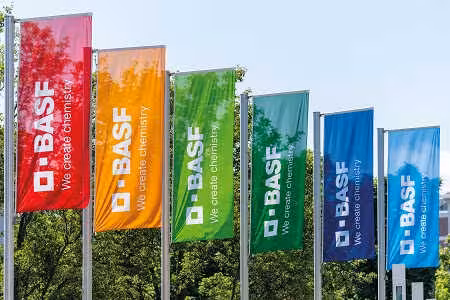 Banderas de BASF en Ludwigshafen (Foto BASF) Archivo