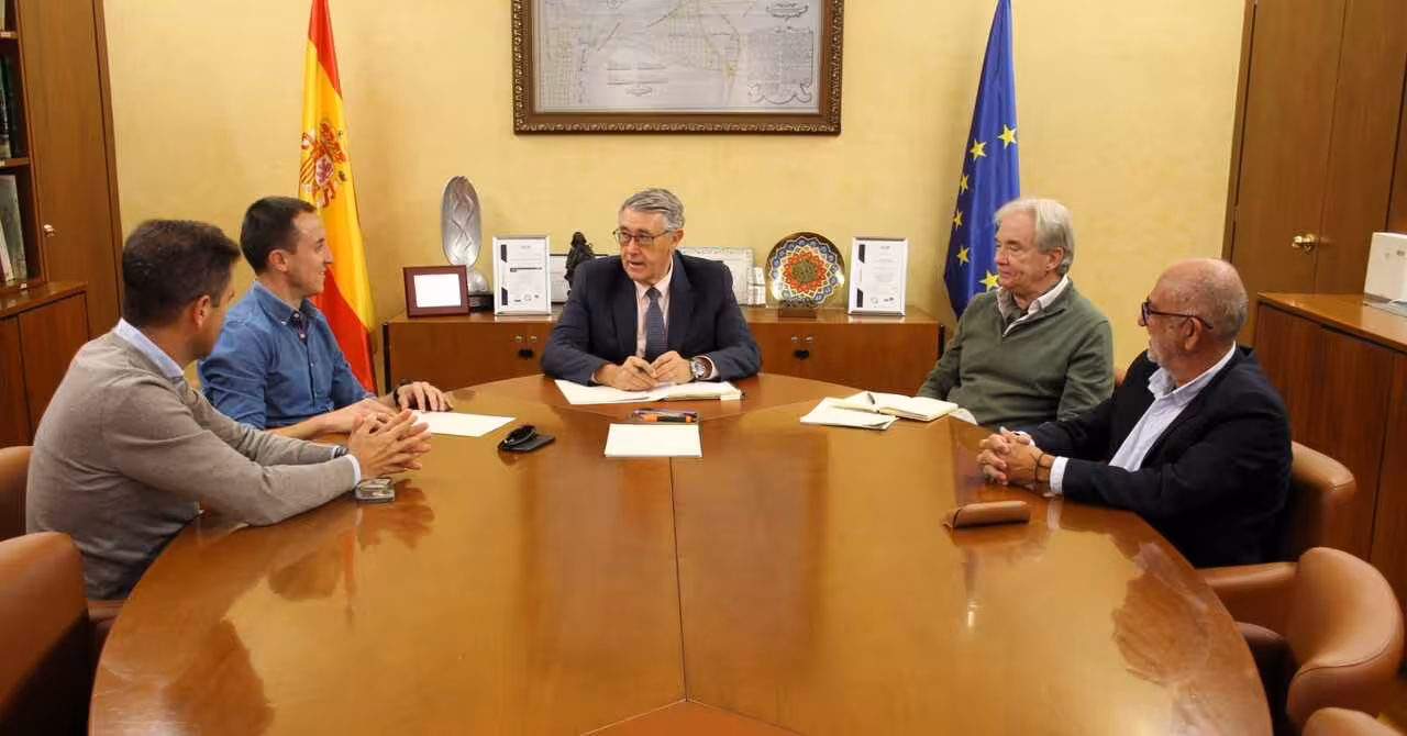 Urrea se re&uacute;ne con el alcalde de Vera y la comunidad de regantes del Bajo Almanzora (Foto CHS)