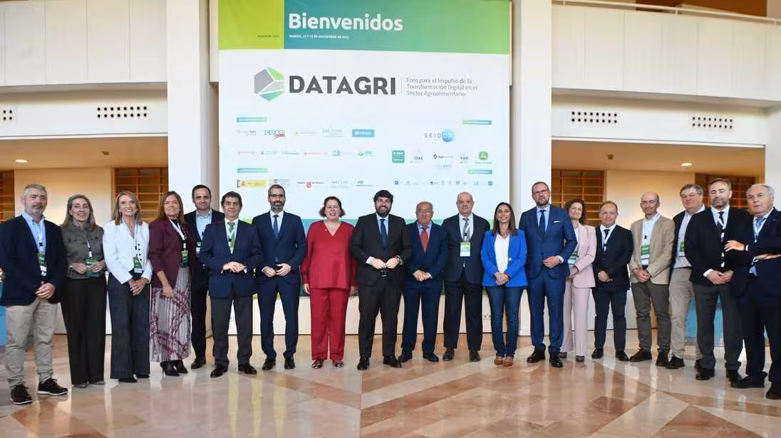 Autoridades posan antes de la inauguraci&oacute;n del Foto Datagri (Foto CARM)