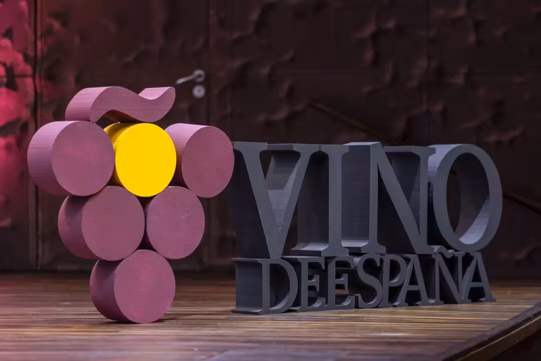 Logo Vino de Espa&ntilde;a en un escenario (Foto OIVE)
