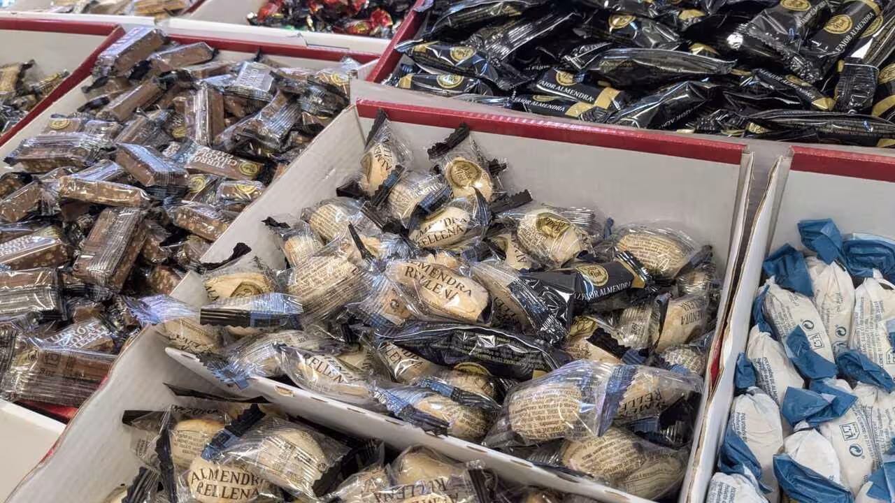 Surtido de dulces navide&ntilde;os en un supermercado (Foto Facua)