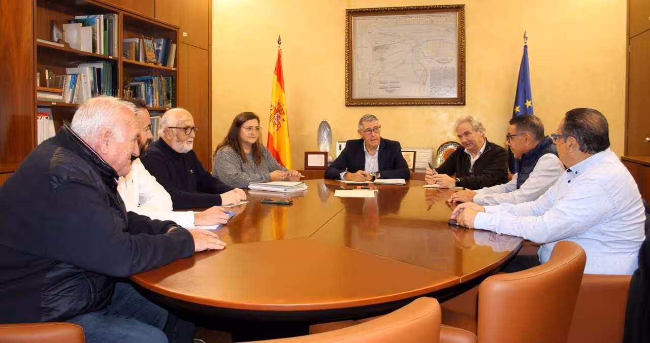 Urrea se re&uacute;ne con representantes de las Comunidades de Regantes de Alhama de Murcia y Totana (Foto CHS)