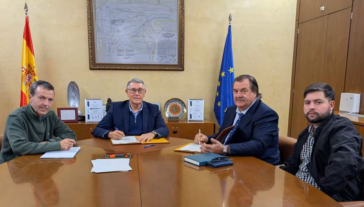La CHS firma un convenio de colaboraci&oacute;n con el Ayuntamiento de Yeste
 (Foto CHS)