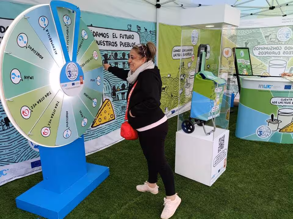 Una participante en la campa&ntilde;a 'Cuenta con los l&aacute;cteos' prueba suerte en la ruleta de los l&aacute;cteos en Murcia (Foto C. Guardia)