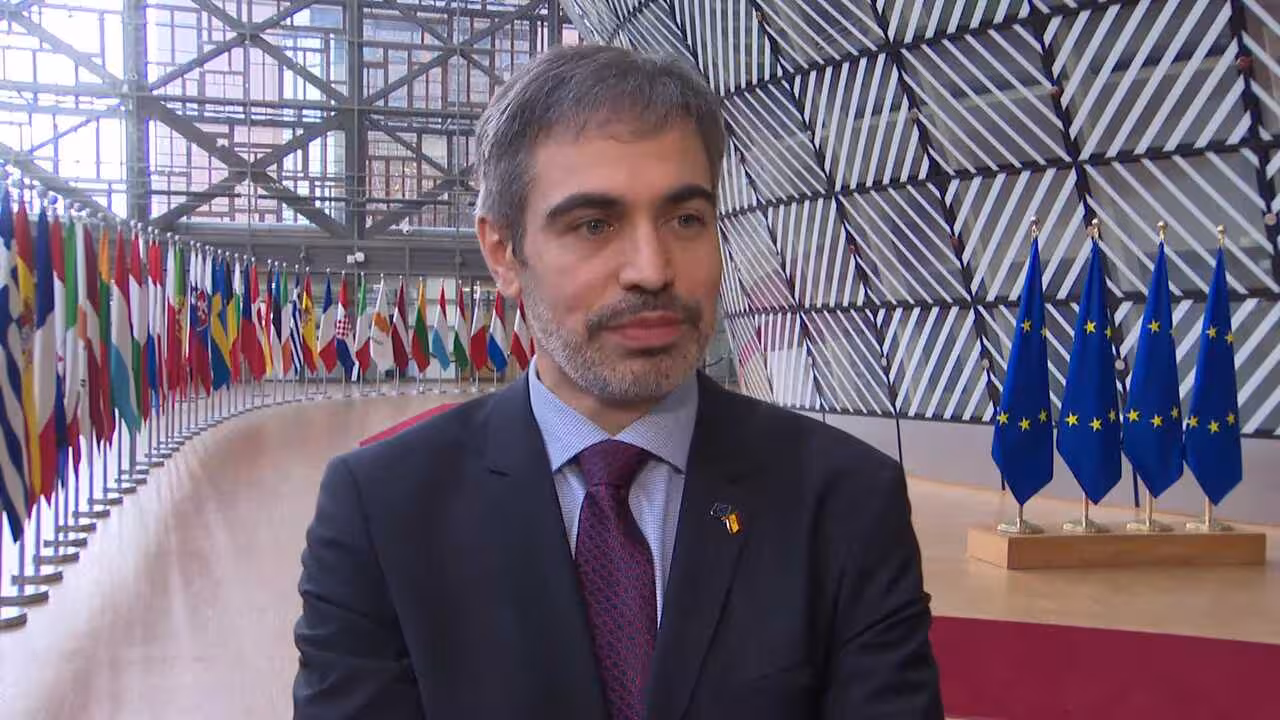 El secretario de Estado espa&ntilde;ol para la Uni&oacute;n Europea, Fernando Sampedro,  a la llegada a la para la reuni&oacute;n del Consejo Europeo