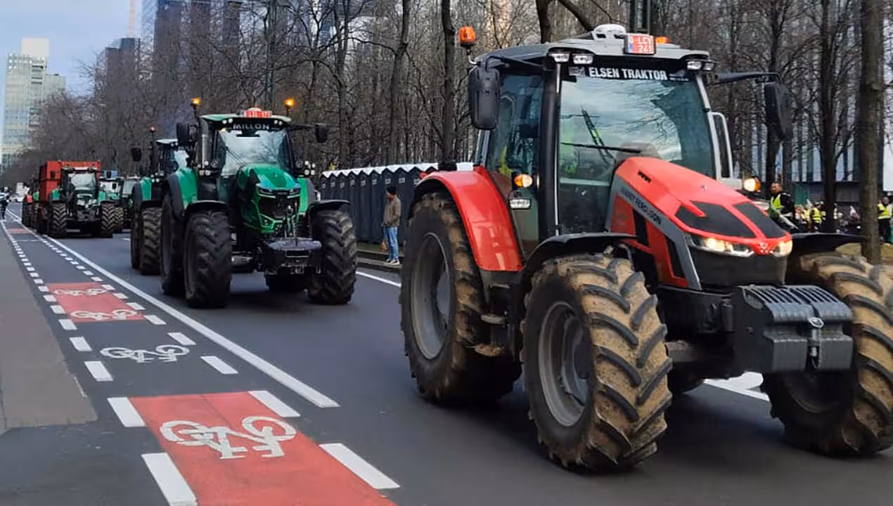 Tractores por las calles de Bruselas protesta 18D (Foto JARC)