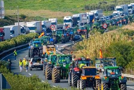 Carretera cortada por tractores por una protesta agraria (Foto Fenadismer)