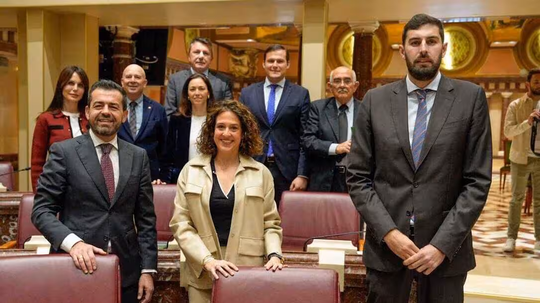 Diputados del grupo parlamentario Vox en la Asamblea Regional de Murcia (Foto Daniel Sabiote/Vox)