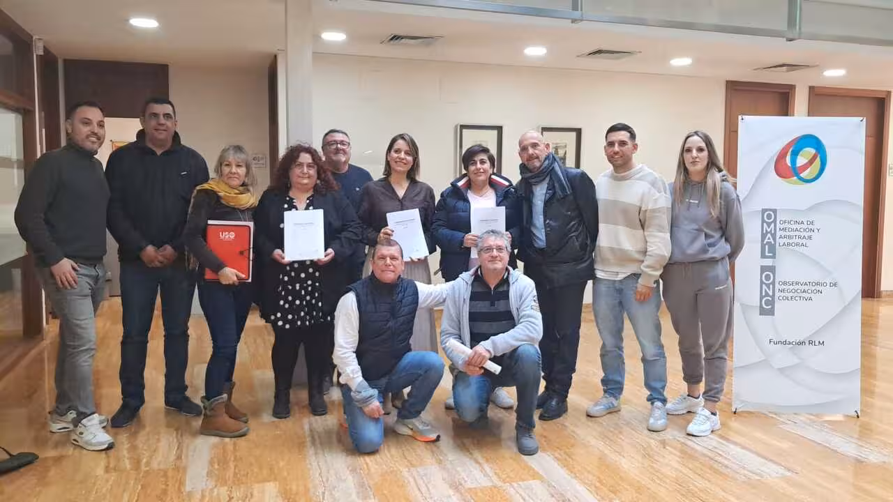 Foto de grupo tras la firma del convenio colectivo (Foto FROET) (1)