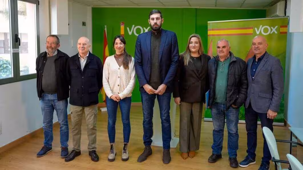 Vox se re&uacute;ne con la plataforma de afectados por los macroproyectos fotovoltaicos en la Cuenca Vertiente del Mar Menor (Foto Daniel Sabiote/Vox)