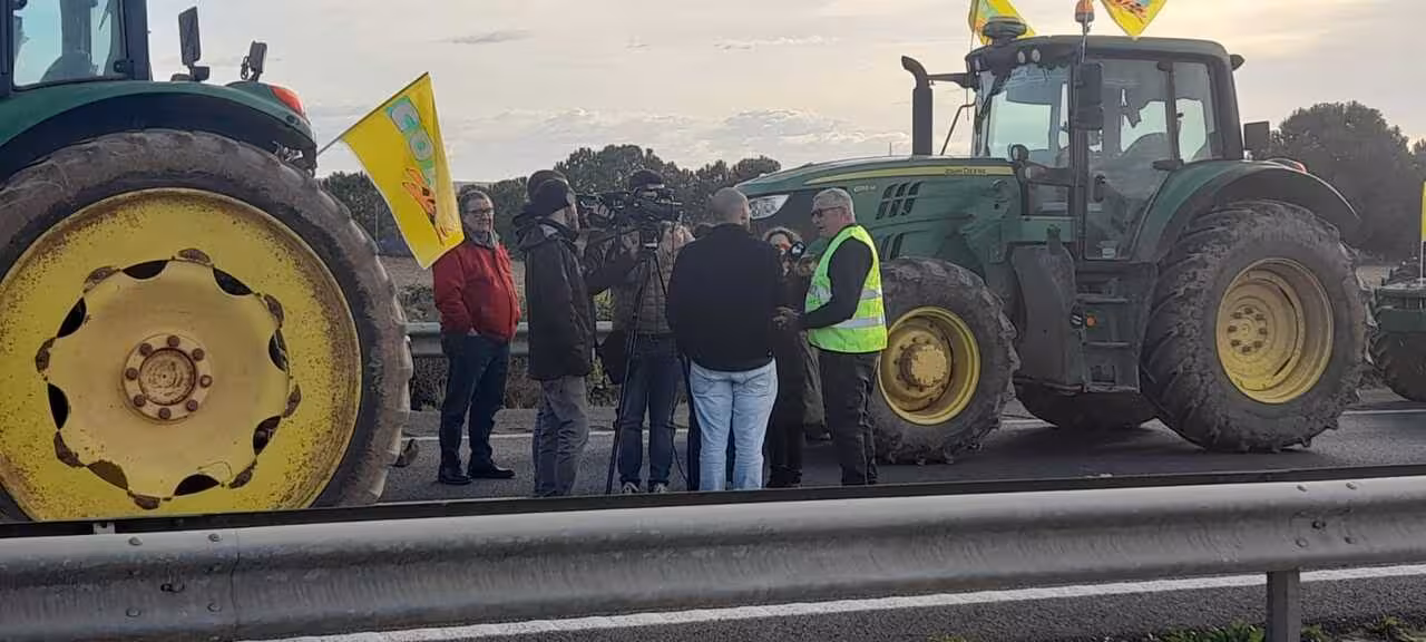 Protesta de agricultores 'Sobran los motivos' corte autov&iacute;a Murcia-Cartagena (Foto J.A.G&ordf; Cuestas)