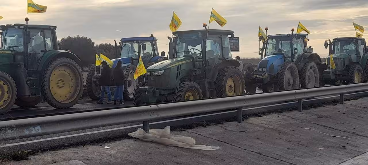 Protesta de agricultores 'Sobran los motivos' corte autov&iacute;a Murcia-Cartagena (Foto J.A.G&ordf; Cuestas)