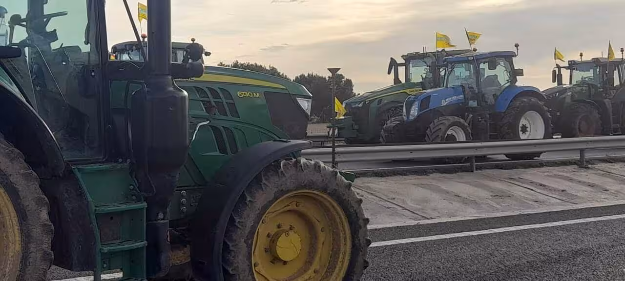 Protesta de agricultores 'Sobran los motivos' corte autov&iacute;a Murcia-Cartagena (Foto J.A.G&ordf; Cuestas)