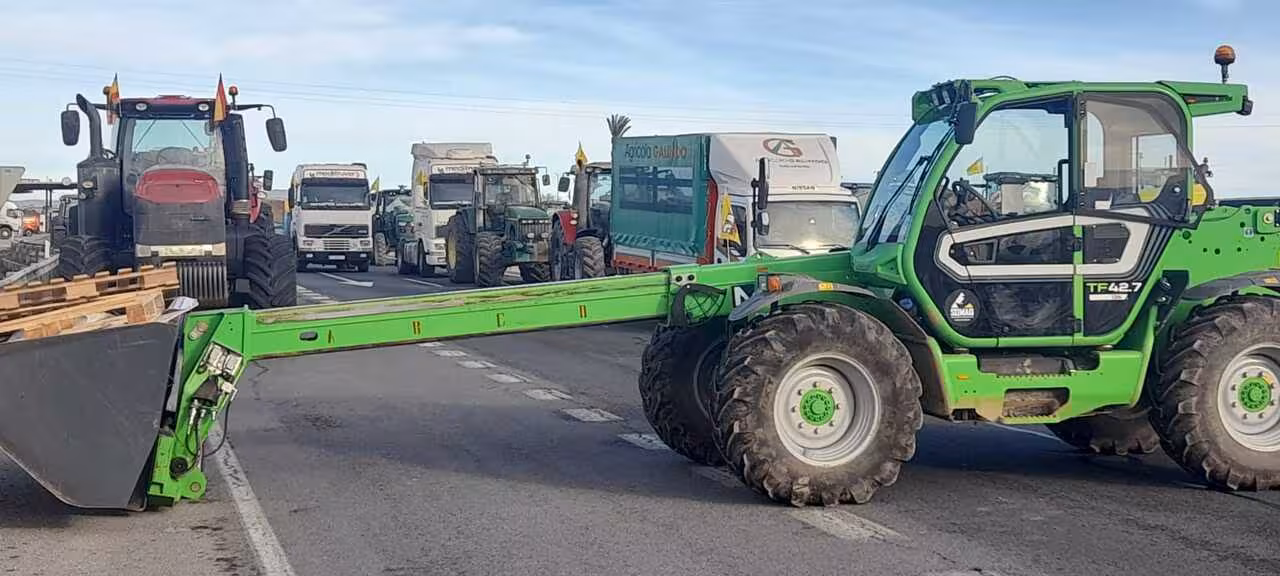 Protesta de agricultores 'Sobran los motivos' corte autov&iacute;a Murcia-Cartagena (Foto J.A.G&ordf; Cuestas)