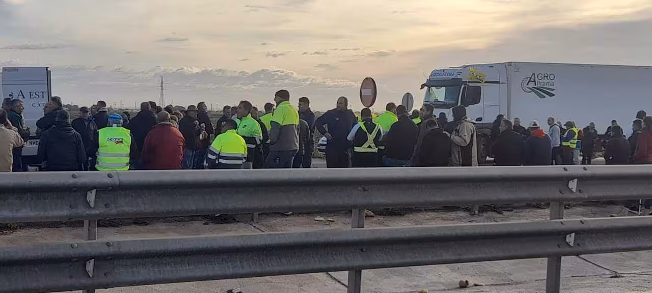 Protesta de agricultores 'Sobran los motivos' corte autov&iacute;a Murcia-Cartagena (Foto J.A.G&ordf; Cuestas)