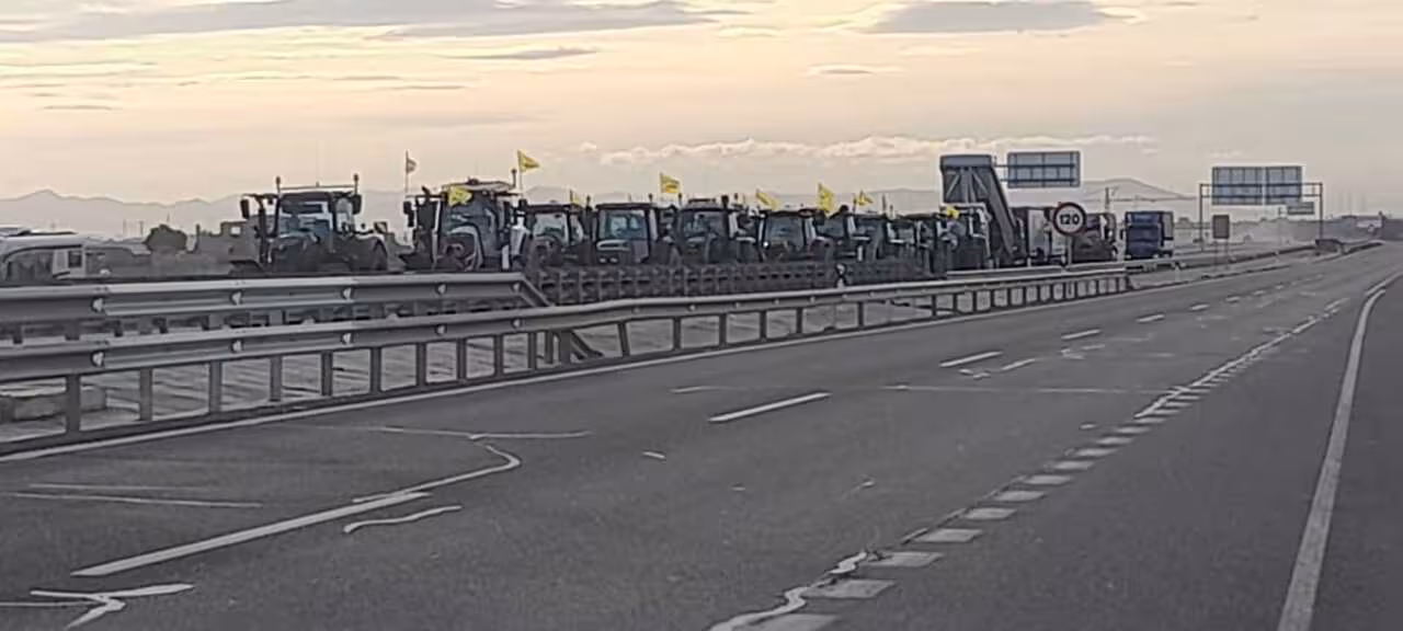 Protesta de agricultores 'Sobran los motivos' corte autov&iacute;a Murcia-Cartagena (Foto J.A.G&ordf; Cuestas)