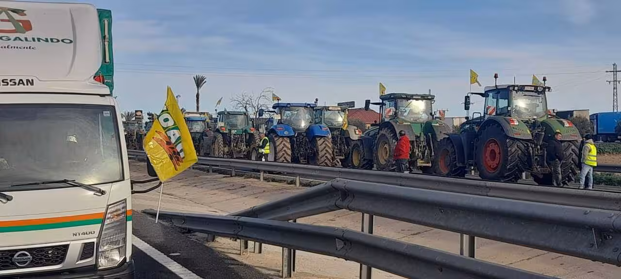 Protesta de agricultores 'Sobran los motivos' corte autov&iacute;a Murcia-Cartagena (Foto J.A.G&ordf; Cuestas)