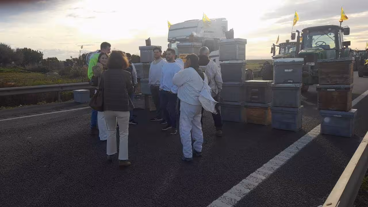 Protesta de agricultores 'Sobran los motivos' corte autov&iacute;a Murcia-Cartagena (Foto J.A.G&ordf; Cuestas)