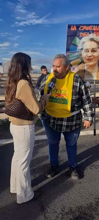 Protesta de agricultores 'Sobran los motivos' corte autov&iacute;a Murcia-Cartagena (Foto J.A.G&ordf; Cuestas)