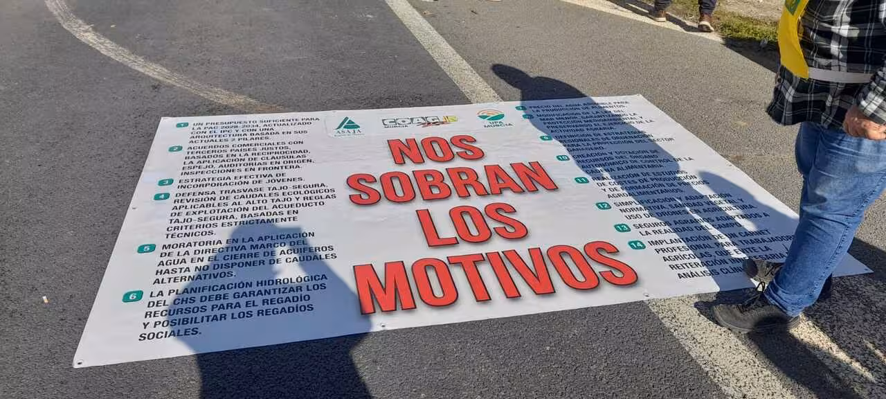 Protesta de agricultores 'Sobran los motivos' corte autov&iacute;a Murcia-Cartagena (Foto J.A.G&ordf; Cuestas)