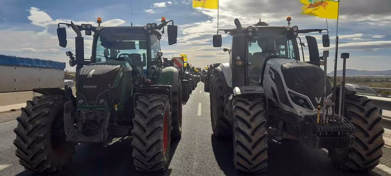 Protesta de agricultores 'Sobran los motivos' corte autov&iacute;a Murcia-Cartagena (Foto J.A.G&ordf; Cuestas)