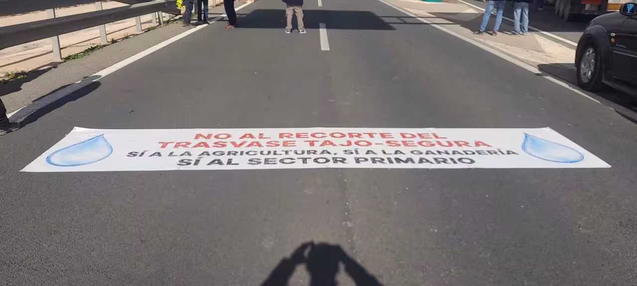 Protesta de agricultores 'Sobran los motivos' corte autov&iacute;a Murcia-Cartagena (Foto J.A.G&ordf; Cuestas)