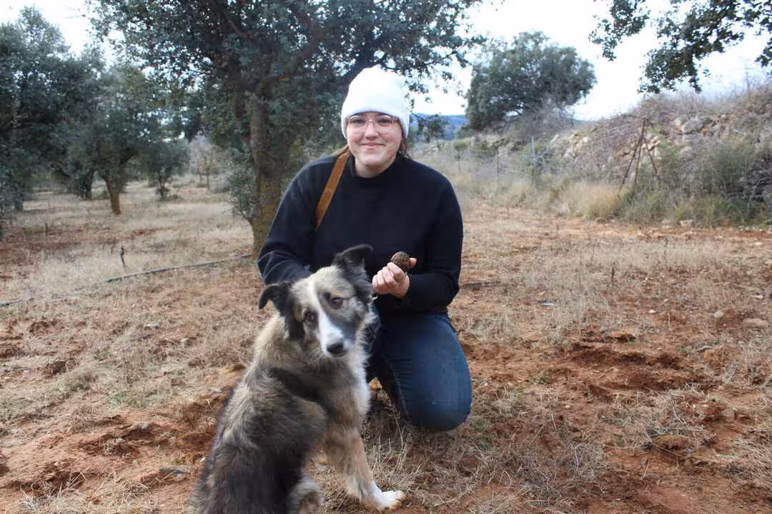Teresa Sebasti&aacute; con su perro trufero en El Toro (Foto La Uni&oacute;)