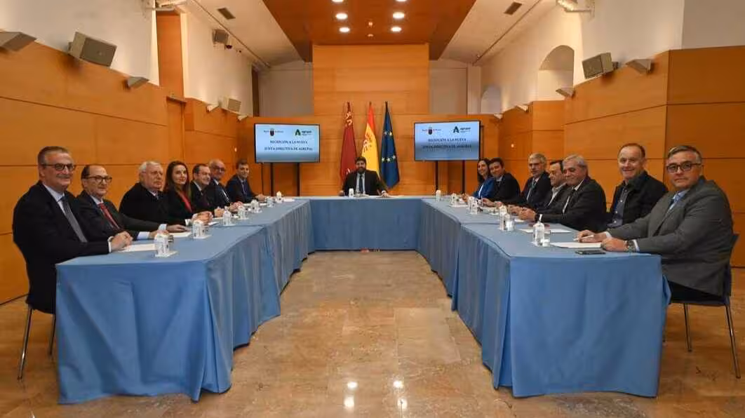 L&oacute;pez Miras se re&uacute;ne con la nueva junta directiva de Agrupal (Foto CARM)