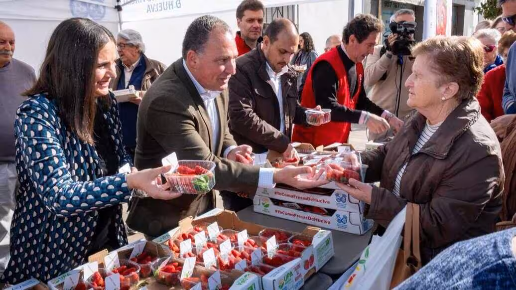 Inicio de la campa&ntilde;a #YoComoFresasdeHuelva en Adamuz (Foto UPA Huelva)