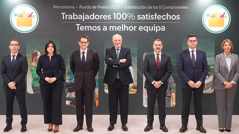 Juan Roig y miembros del Comit&eacute; de Direcci&oacute;n de Mercadona en el Centro de Coinnovaci&oacute;n en Pol&iacute;gono Fuente del Jarro en Paterna, Valencia (Foto Mercadona)