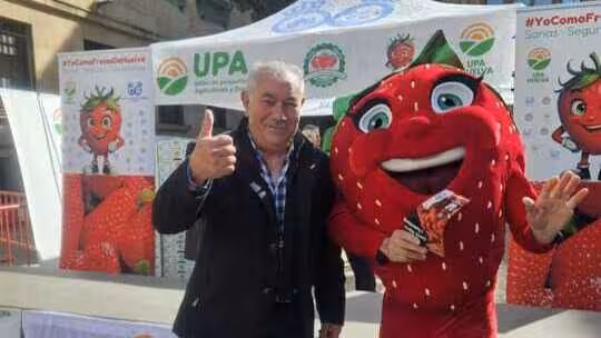 Reparto de fresas de Huelva en Salamanca (Foto UPA Castilla y Le&oacute;n)