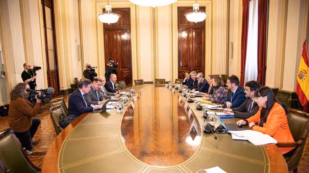Luis Planas se re&uacute;ne con representantes del sector pesquero para abordar los efectos de la guerra de Ir&aacute;n (Foto MAPA)