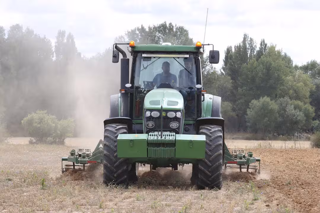Tractor labrando en la provincia de Palencia (Foto Joaqu&iacute;n Ter&aacute;n(UPA)