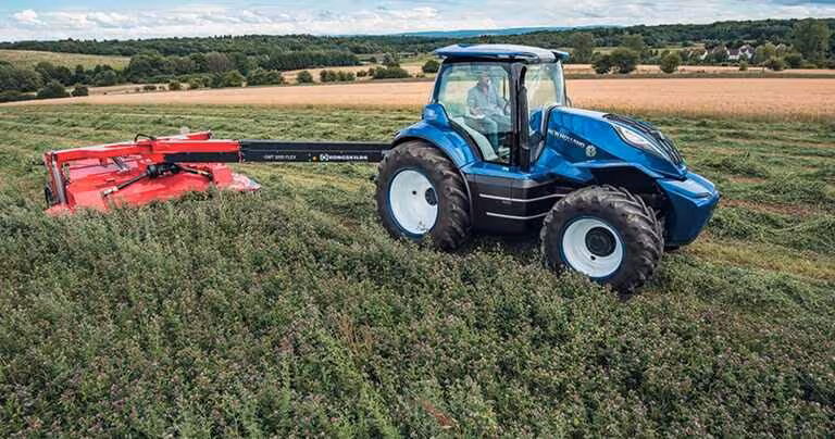 Tractor trabajando en un campo (Foto Uni&oacute;n de Uniones)