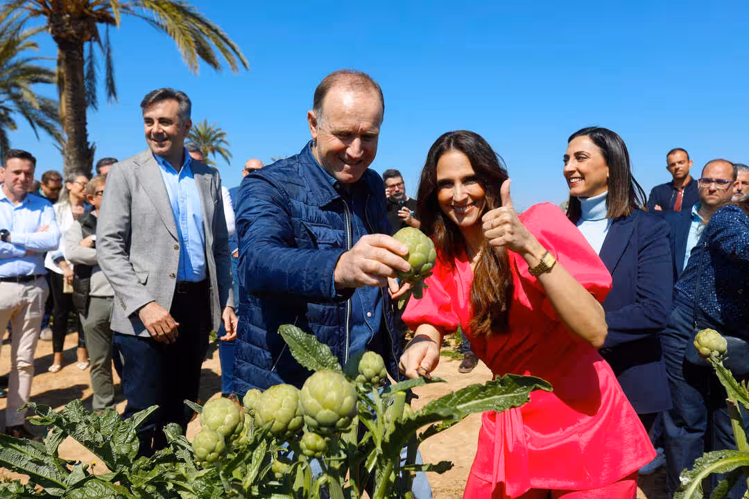 De izquierda a derecha, Pedro Herrera, vicepresidente de Alcachofa de Espa&ntilde;a, con Nuria Ferg&oacute;, madrina de honor, en el momento del corte de la alcachofa (Foto Alcachofa de Espa&ntilde;a)
