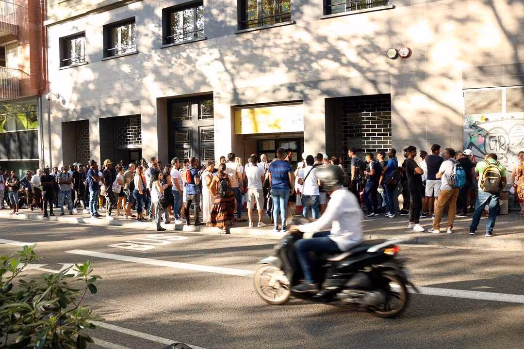 Colas ante la Oficina de Extranjer&iacute;a de Barcelona por la regularizaci&oacute;n extraordinaria para personas inmigrantes (Foto CC.OO CAT)