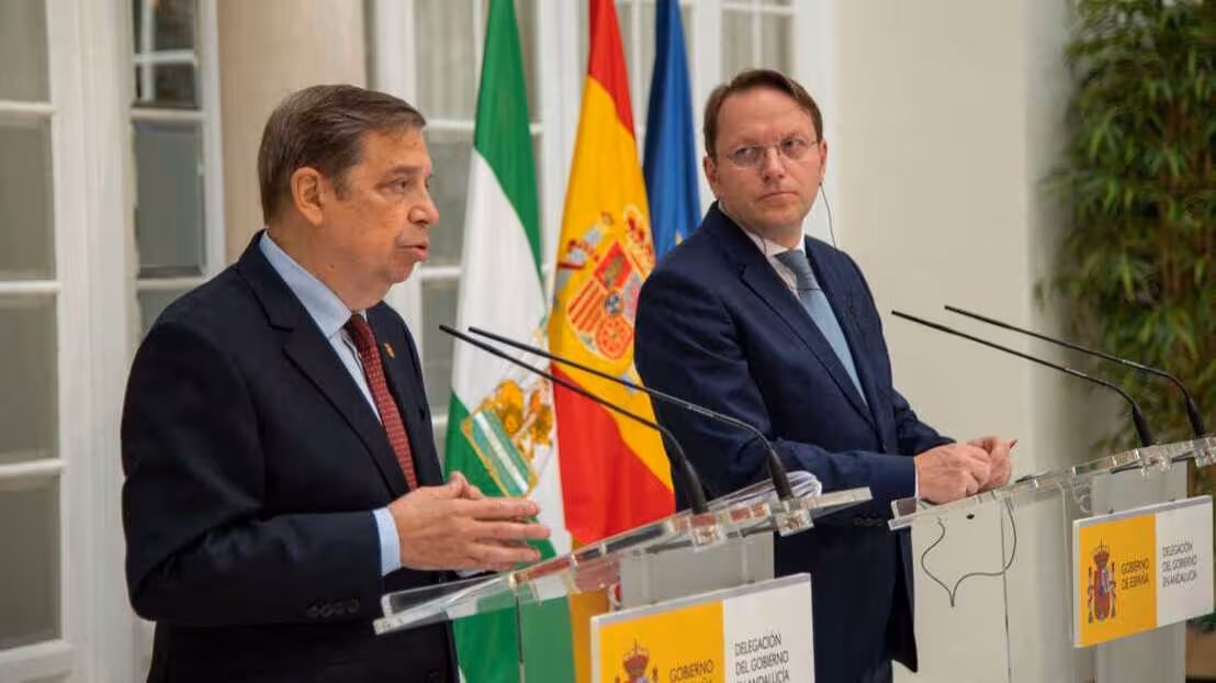 El ministro de Agricultura, Pesca y Alimentaci&oacute;n, Luis Planas, y el comisario de Salud y Bienestar Animal, Oliv&eacute;r V&aacute;rhelyi (Foto MAPA)