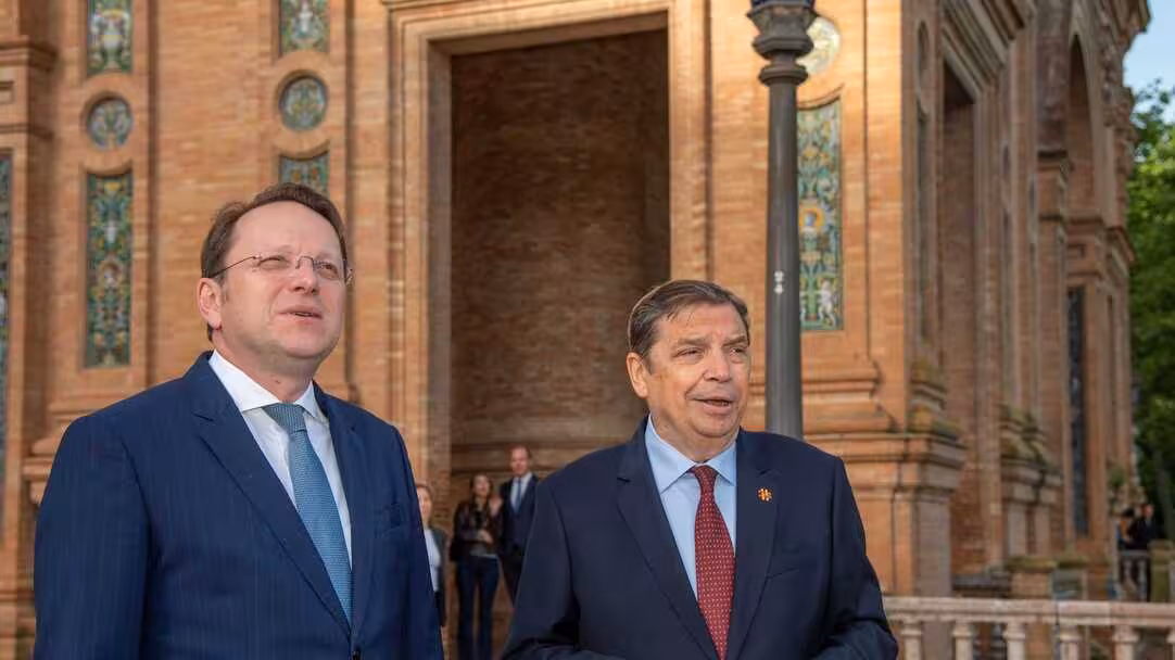 El comisario europeo de Salud y Bienestar de los Animales, Oliv&eacute;r V&aacute;rhelyi, y el ministro de Agricultura, Luis Planas, en la Plaza de Espa&ntilde;a de Sevilla (Foto MAPA)