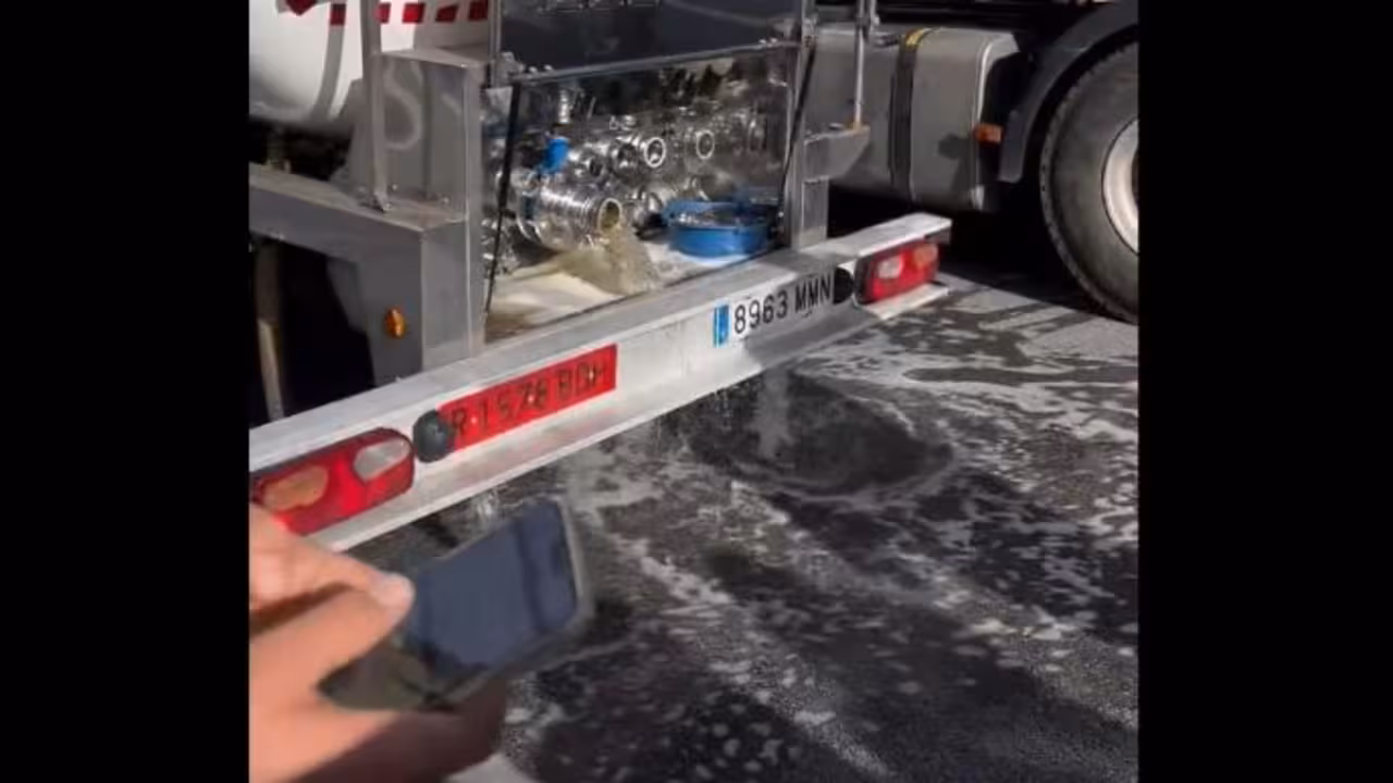 Ataques a camioneros por parte de agricultores franceses para tirar vino espa&ntilde;ol (Foto @Ataques a camioneros por parte de agricultores franceses para tirar vino espa&ntilde;ol (Foto Thibaut Calatayud