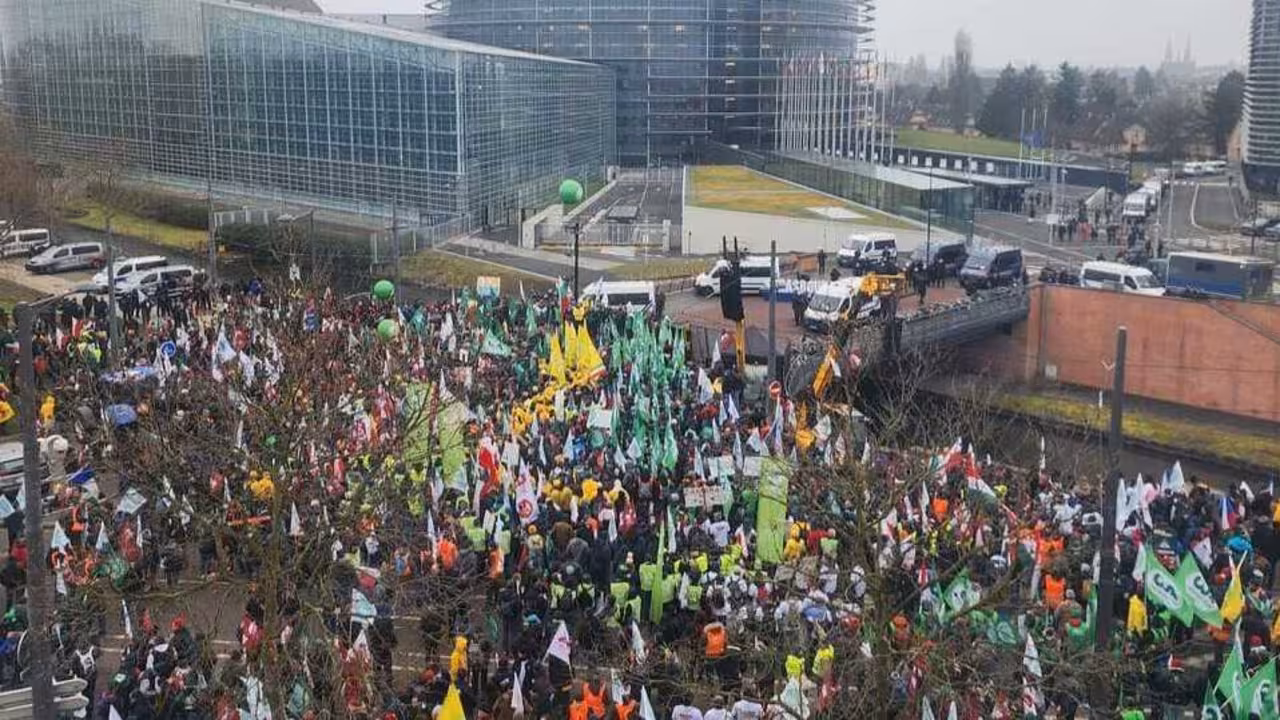Protesta de agricultores en Estrasburgo contra el acuerdo UE-Mercosur (Foto Copa-Cogeca) Archivo