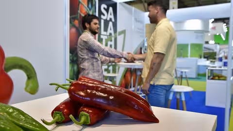 Un expositor cierra un trato con un visitante profesional en Infoagro Exhibition 2023 (Foto Infoagro Exhibition)