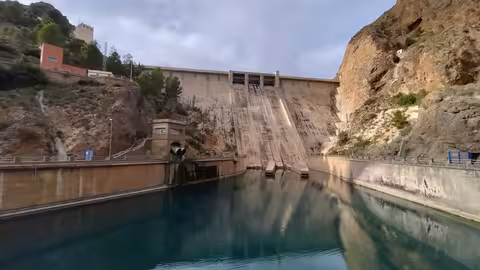 Desag&uuml;e de la presa de Cenajo (Foto CHS)