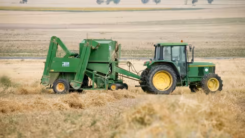 Tractor con remolque, maquinaria agr&iacute;cola (Foto MAPA)